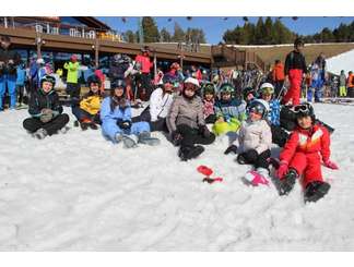 Les jeunes qui ont suivis les cours de moniteurs de la station de ski